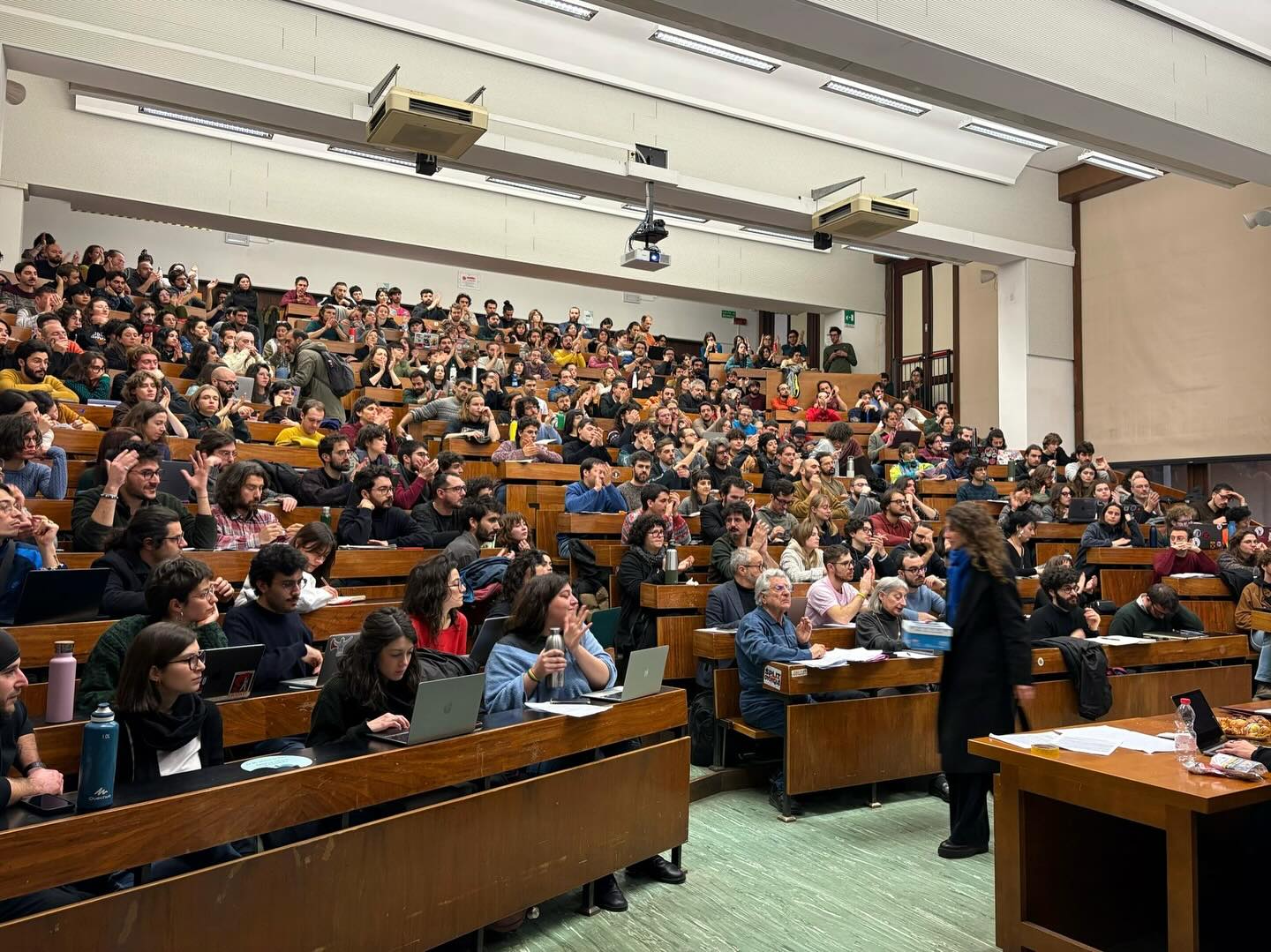 foto dell'assemblea dei precari
