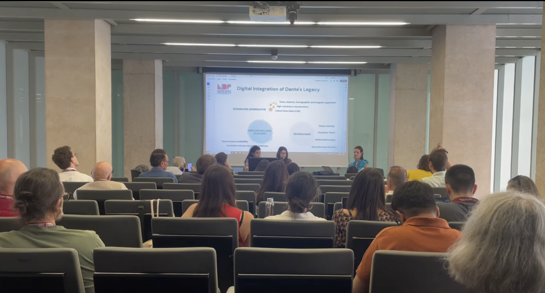 Chiara Fusco e Silvia Tripodi leggono il comunicato per i Precari della Ricerca